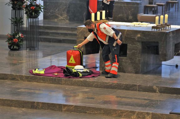 2821/0668 Blaulichtgottesdienst_28783 Bei den Fürbitten brachten Vertreter der verschiedenen Gruppierungen Symbole ihrer Arbeit vor den Altar.