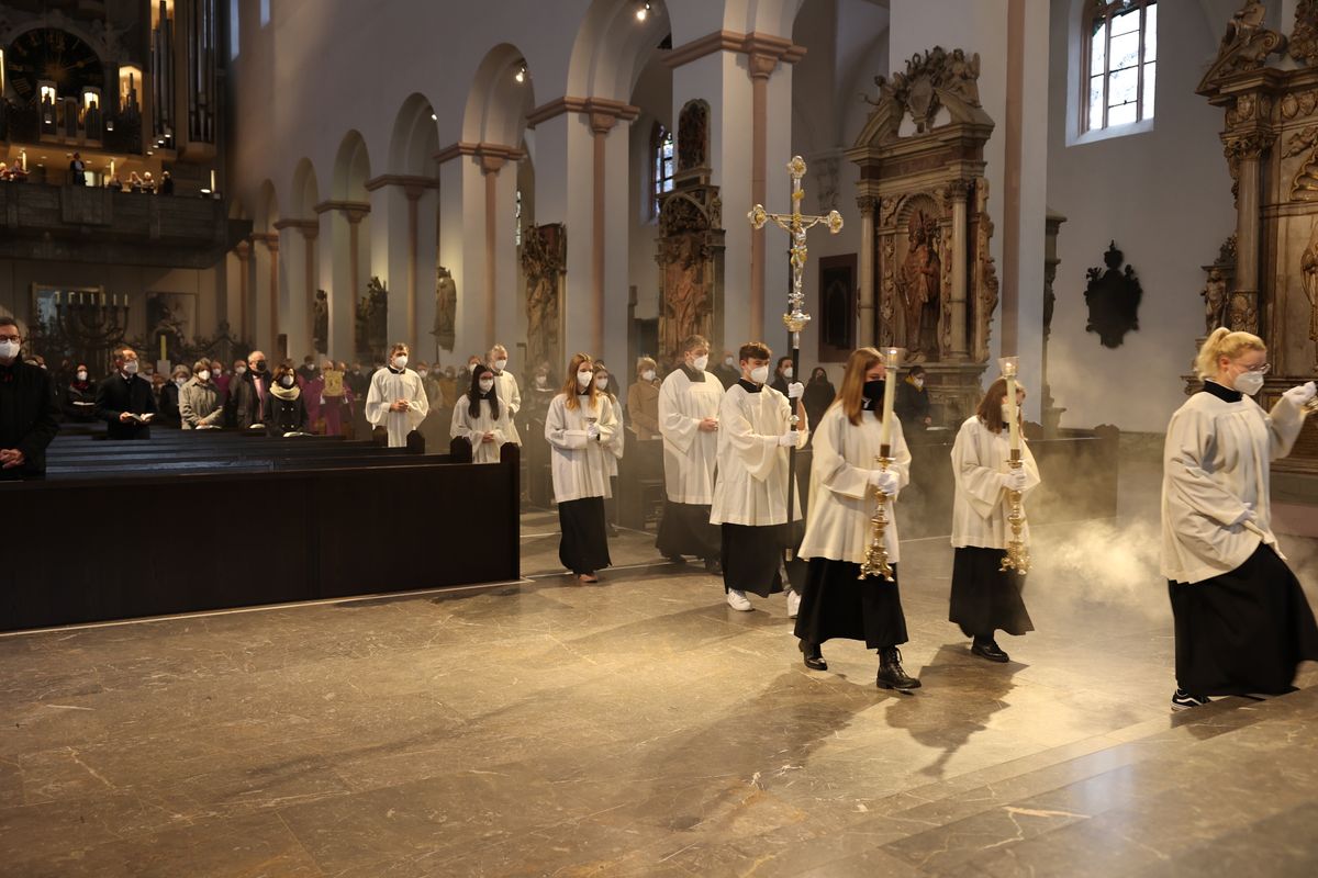 Einen adventlichen Gottesdienst für die Mitarbeitenden von Caritas und Bischöflichem Ordinariat Würzburg hat Bischof Dr. Franz Jung am Donnerstag, 16. Dezember, im Kiliansdom gefeiert.