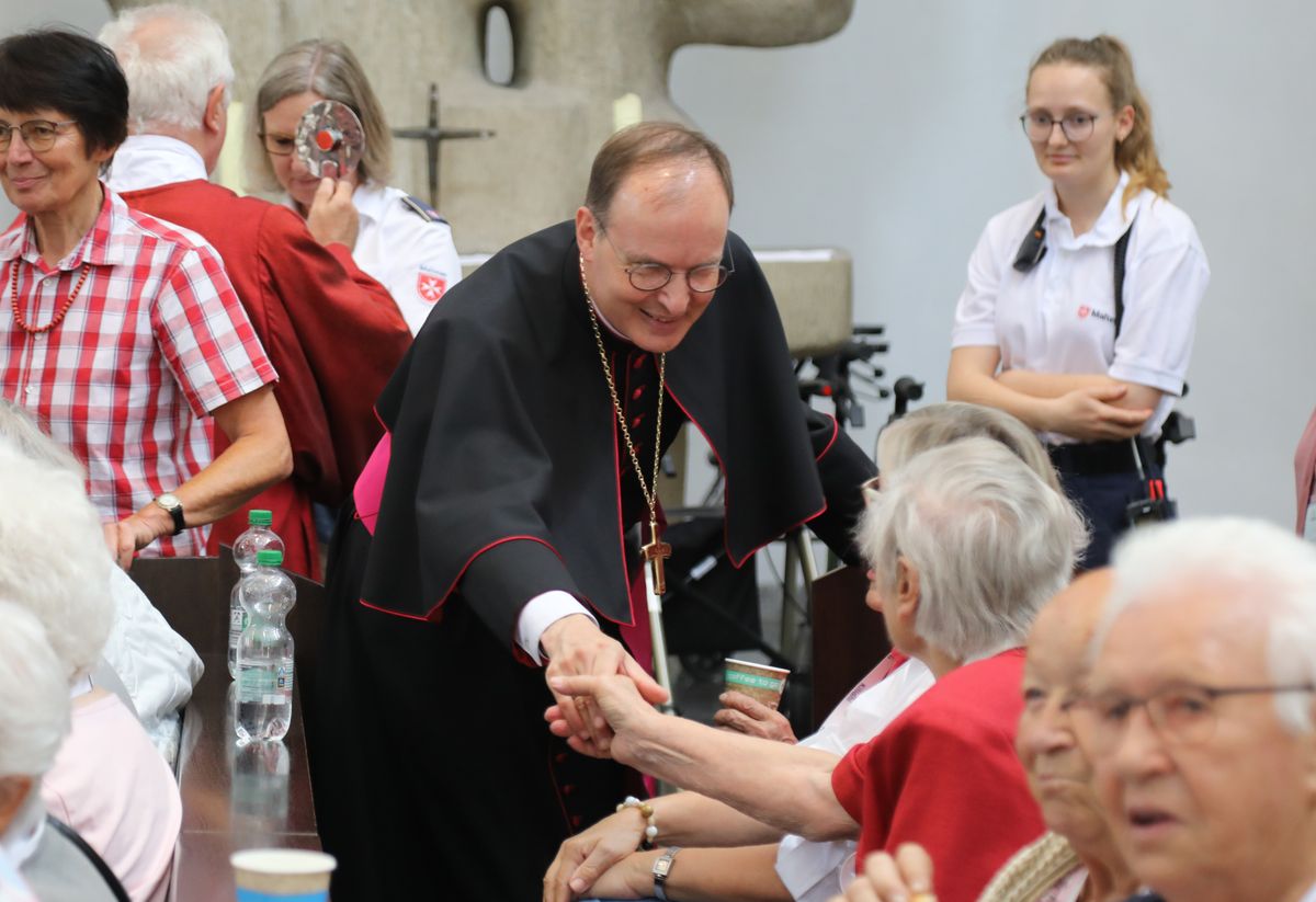 Weihbischof Paul Reder feierte am Samstag, 13. Juli, einen Kiliani-Gottesdienst für Menschen im Alter, in Krankheit und mit Behinderung im Kiliansdom.  Der Weihbischof nahm sich anschließend noch Zeit für persönliche Gespräche. 