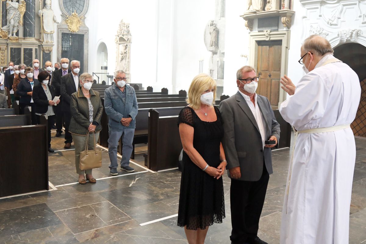 2721/0648 Gottesdienst für Ehejubilare mit Bischof Dr. Franz Jung am Freitagnachmittag, 2. Juli 2021_28514 Bischof Dr. Franz Jung feierte am Freitagnachmittag, 2. Juli 2021, einen Dankgottesdienst im Kiliansdom mit Ehepaaren, die goldenes, diamantenes oder eisernes Ehejubiläum feiern.
