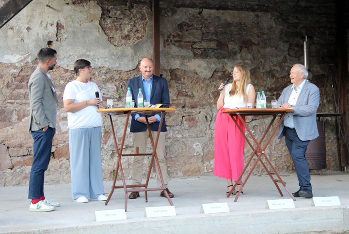 Auf dem Podium (von links): ZdK-Generalsekretär Marc Frings, Katholikentags-Botschafterin Nadja Kapperer, Bundestagsabgeordneter Bernd Rützel, Moderatorin Anna-Lena Ils und Domkapitular Albin Krämer, Bischofsvikar für den Katholikentag.