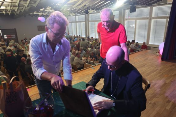 Bischof Dr. Franz Jung trug sich ins Goldene Buch ein. 