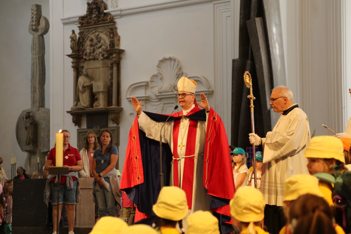 Rund 900 Kindergartenkinder haben am Freitag, 11. Juli, einen Gottesdienst mit Bischof Dr. Franz Jung in der Kirche Sankt Burkard gefeiert. Im Anschluss zogen sie über die Alte Mainbrücke in den Kiliansdom. 