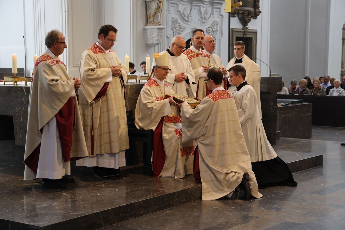 Bei einem feierlichen Gottesdienst im Würzburger Kiliansdom weihte Bischof Dr. Franz Jung Bertram Ziegler zum Diakon. Zahlreiche Verwandte, Freunde und Wegbegleiter des Priesterseminaristen nahmen an der Feier teil.