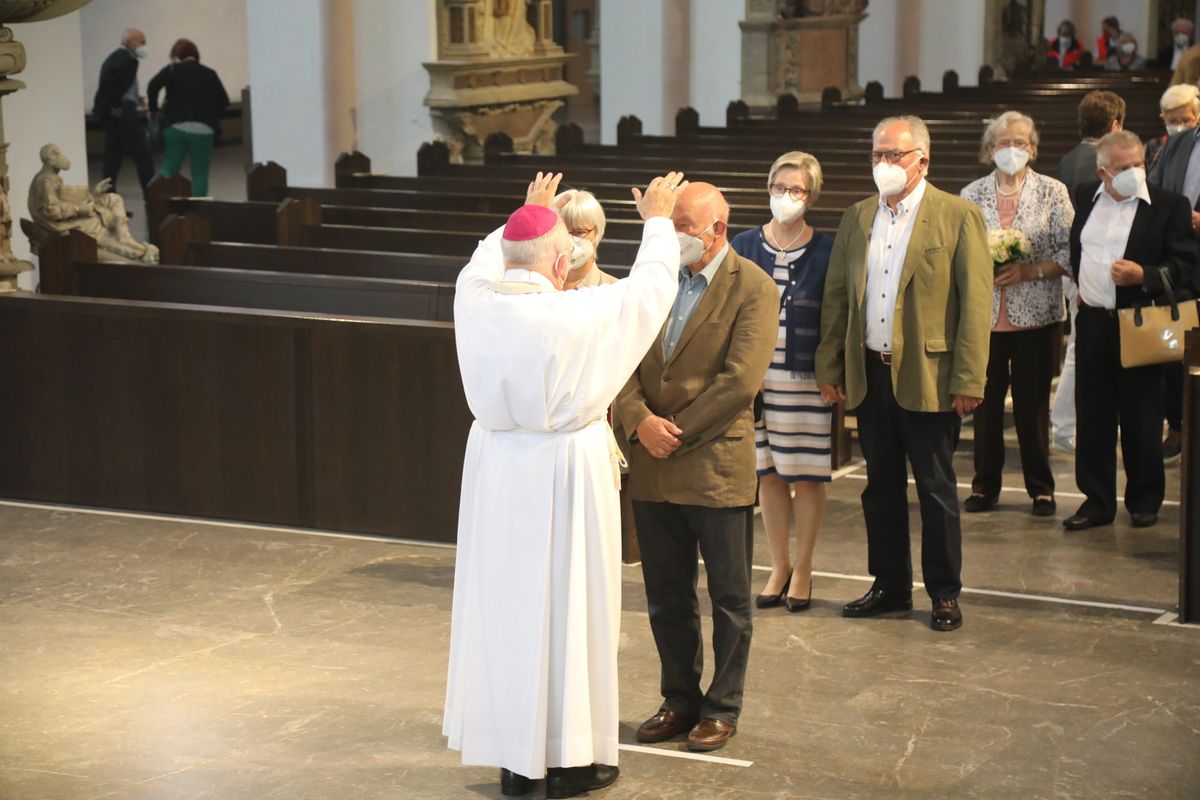 2621/0609 Ehejubilare Weihbischof Boom_27525 Weihbischof Boom und weiteren Priester und Diakone weihen Ehejubilare, die ihr goldenes, diamantenes oder eisernes Ehejubiläum feiern.