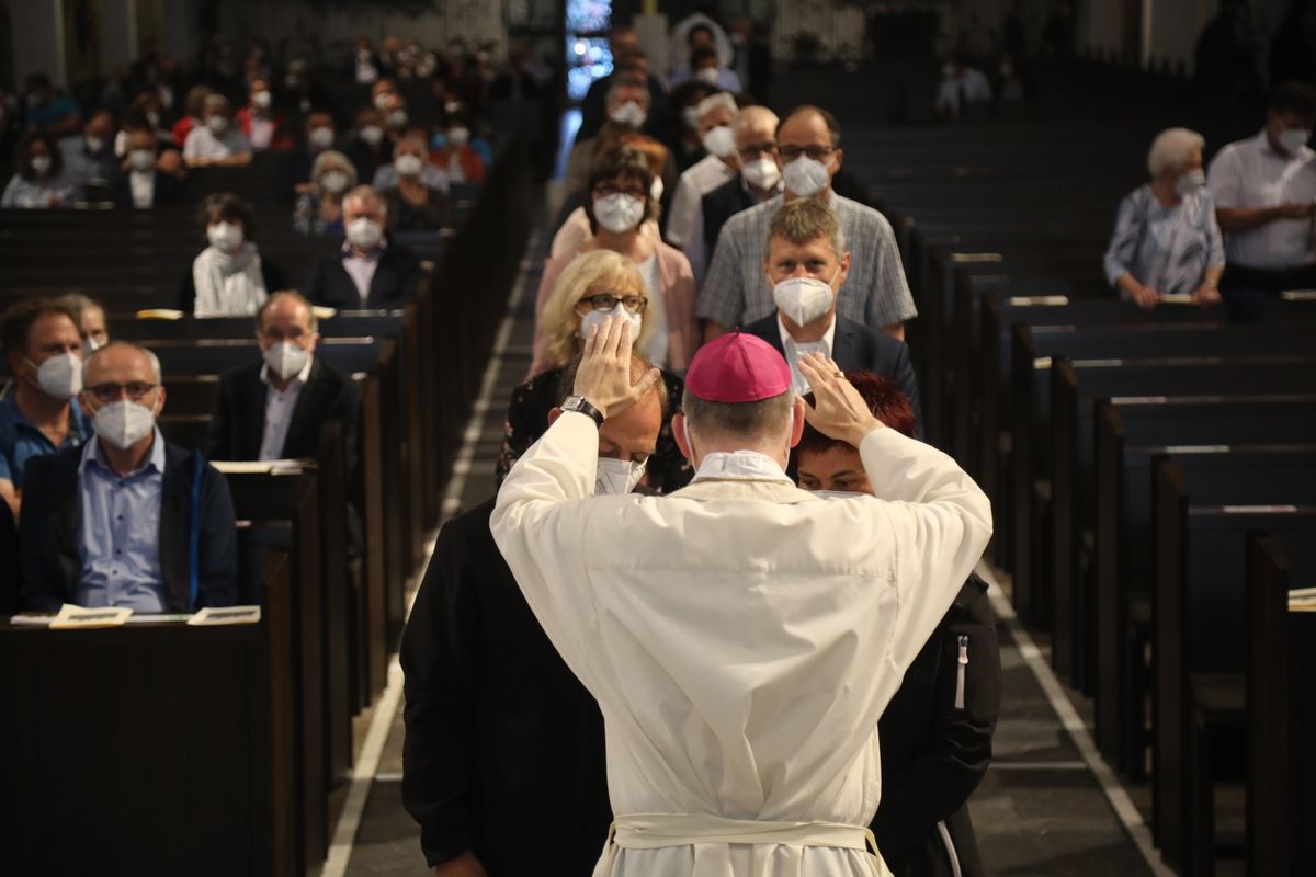 2721/0637-Dankgottesdienst für Ehejubilare mit Bischof Dr. Franz Jung_28295 Bischof Dr. Franz Jung hat am Mittwochabend, 30. Juni, einen Gottesdienst im Würzburger Kiliansdom gefeiert.