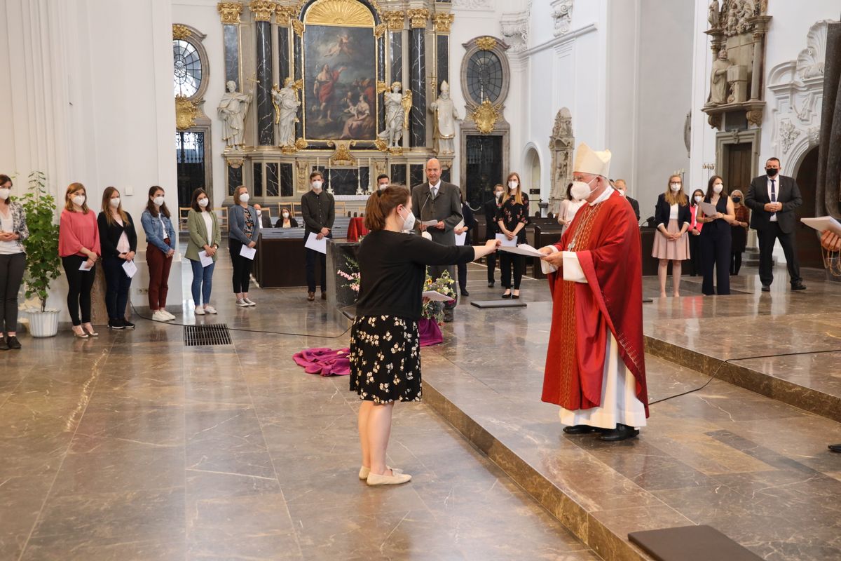 Weihbischof Ulrich Boom hat im Auftrag von Bischof Dr. Franz Jung 33 Frauen und sieben Männern am Freitagabend, 9. Juli, im Kiliansdom die Missio canonica verliehen.