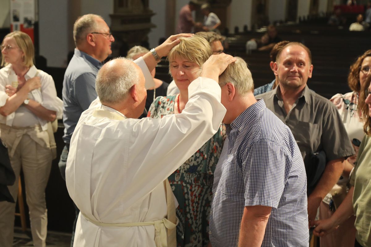 Mit rund 1000 Eheleuten, die in diesem Jahr Silberhochzeit haben, feierte Bischof Dr. Franz Jung am Freitagabend, 4. Juli 2025, einen Pontifikalgottesdienst im Kiliansdom. Im Anschluss erteilten er, Weihbischof Paul Reder sowie weitere Seelsorgerinnen und Seelsorger den Paaren einzeln den Segen.