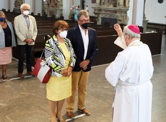 Bischof em. Dr. Friedhelm Hofmann feierte am Mittwochvormittag, 23. Juni, im Kiliansdom einen Pontifikalgottesdienst für Ehejubilare, die in den Jahren 2020 und 2021 auf 50, 60 oder 65 gemeinsame Jahre zurückblicken.