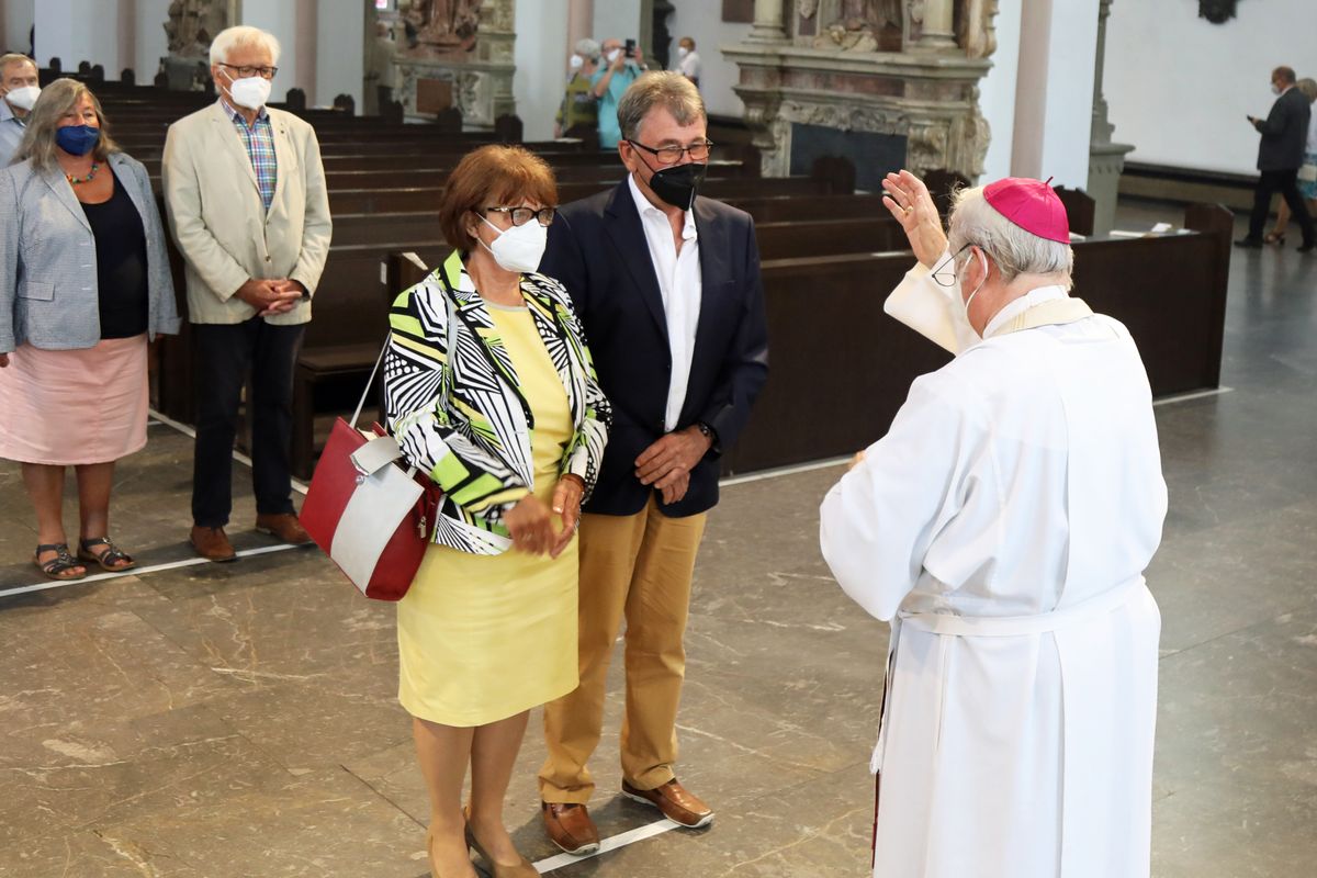 Bischof em. Dr. Friedhelm Hofmann feierte am Mittwochvormittag, 23. Juni, im Kiliansdom einen Pontifikalgottesdienst für Ehejubilare, die in den Jahren 2020 und 2021 auf 50, 60 oder 65 gemeinsame Jahre zurückblicken. Bischof em. Dr. Friedhelm Hofmann feierte am Mittwochvormittag, 23. Juni, im Kiliansdom einen Pontifikalgottesdienst für Ehejubilare, die in den Jahren 2020 und 2021 auf 50, 60 oder 65 gemeinsame Jahre zurückblicken.