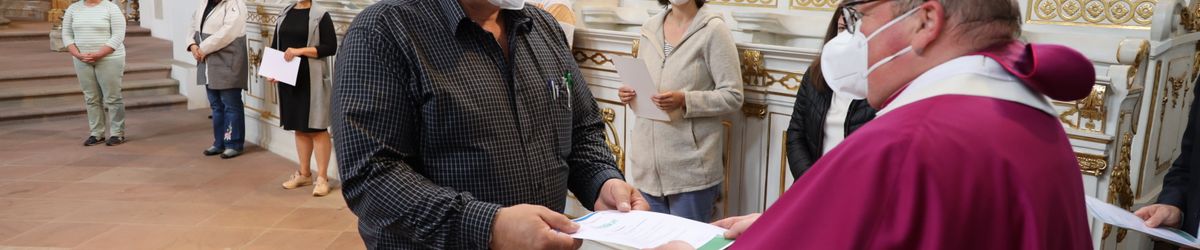 2721/0642 Umweltauditor(inn)en_28350 Bei einem ökumenischen Gottesdienst im Würzburger Neumünster überreichten Regionalbischöfin Gisela Bornowski und Dompfarrer Stefan Gessner die Zertifikate an die neuen kirchlichen Umweltauditorinnen und -auditoren.