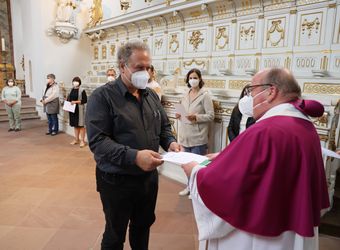 2721/0642 Umweltauditor(inn)en_28350 Bei einem ökumenischen Gottesdienst im Würzburger Neumünster überreichten Regionalbischöfin Gisela Bornowski und Dompfarrer Stefan Gessner die Zertifikate an die neuen kirchlichen Umweltauditorinnen und -auditoren.
