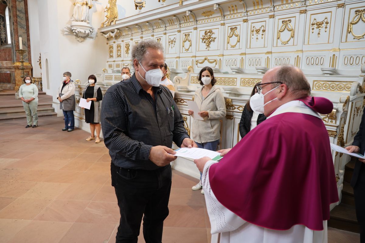 2721/0642 Umweltauditor(inn)en_28350 Bei einem ökumenischen Gottesdienst im Würzburger Neumünster überreichten Regionalbischöfin Gisela Bornowski und Dompfarrer Stefan Gessner die Zertifikate an die neuen kirchlichen Umweltauditorinnen und -auditoren.