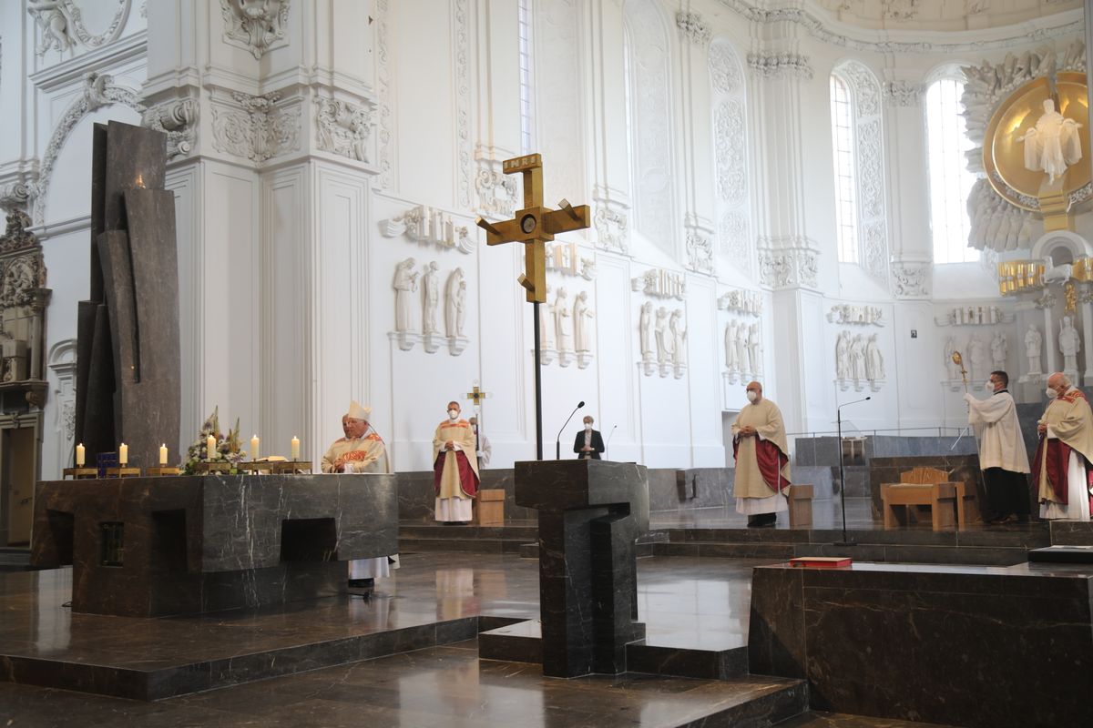 2621/0622 - Ehejubilare Gold mit Weihbischof Ulrich Boom_27866 Weihbischof Ulrich Boom feierte am Montagnachmittag, 26. Juni, einen Gottesdienst für Ehepaare, die 2020 oder 2021 ihr goldenes, diamantenes oder eisernes Ehejubiläum hatten. Im Anschluss konnten sich die Paare segnen lassen.