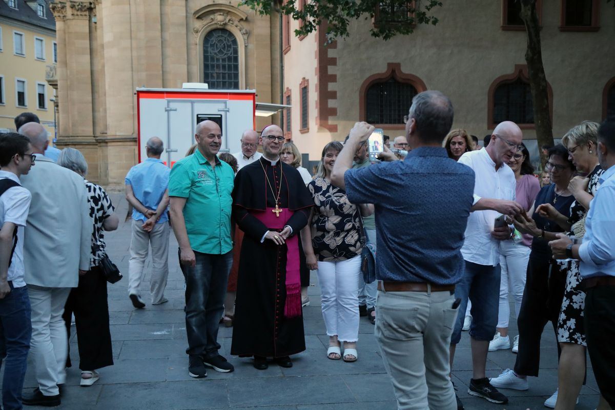 Mit rund 1000 Eheleuten, die in diesem Jahr Silberhochzeit haben, feierte Bischof Dr. Franz Jung am Freitagabend, 4. Juli 2025, einen Pontifikalgottesdienst im Kiliansdom. Im Anschluss erteilten er, Weihbischof Paul Reder sowie weitere Seelsorgerinnen und Seelsorger den Paaren einzeln den Segen.