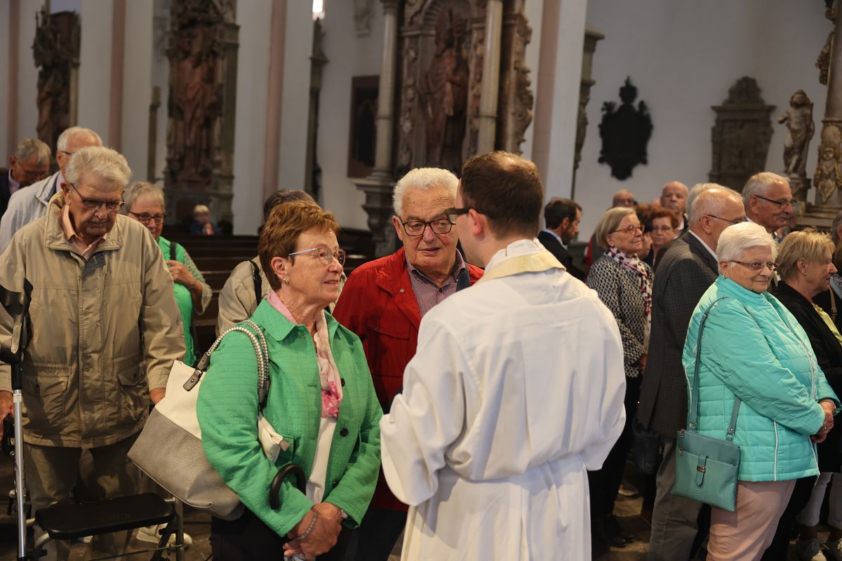 Seelsorgerinnen und Seelsorger spendeten nach dem Gottesdienst den Jubelpaaren individuell den Segen. 