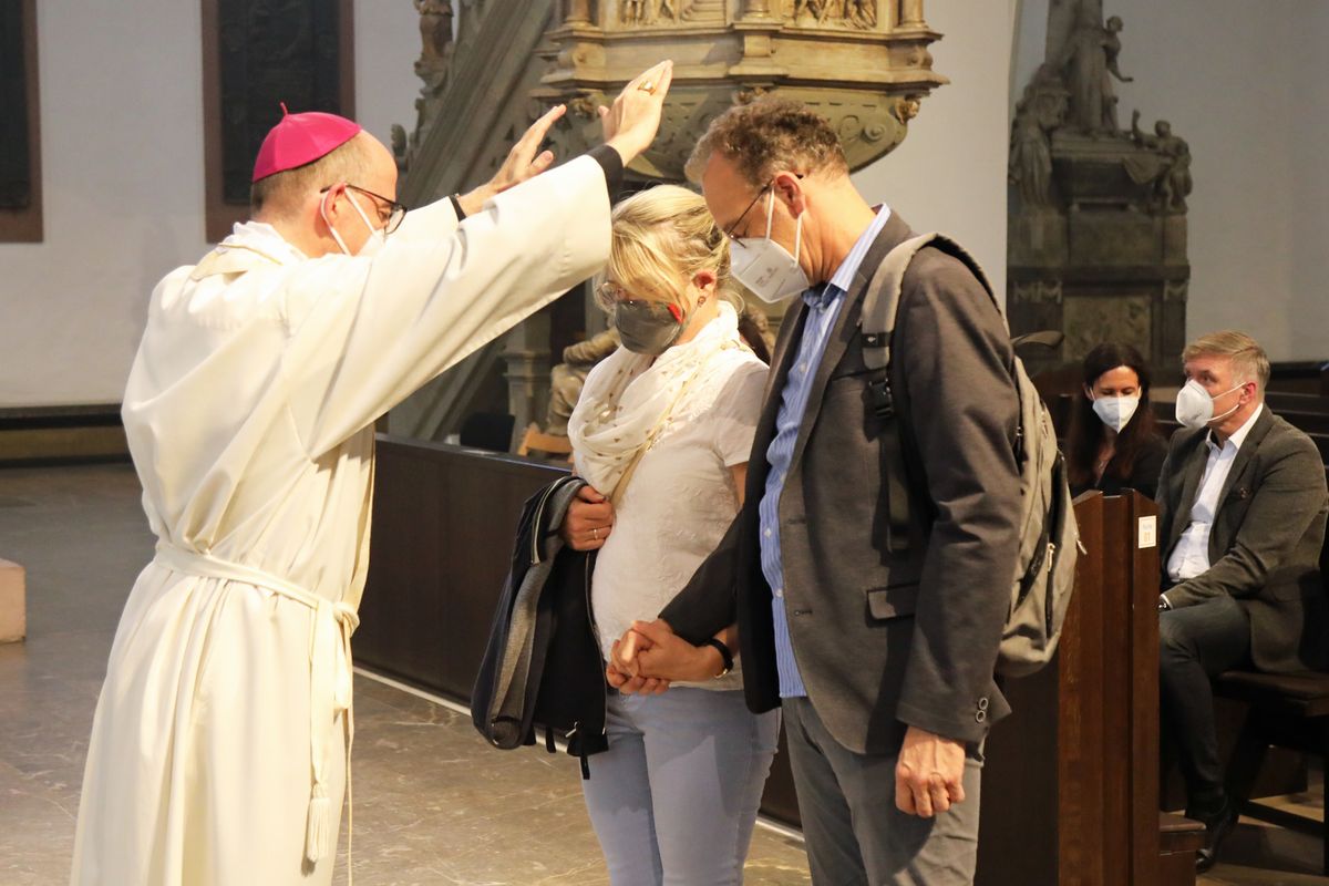 2721/0649 Dankgottesdienst für Ehejubilare mit Bischof Jung am Freitagabend, 2. Juli_28566 Mit rund 120 Ehepaaren aus der ganzen Diözese, die 2020 oder 2021 ihr silbernes Ehejubiläum feiern, hat Bischof Dr. Franz Jung am Freitagabend, 2. Juli, einen Gottesdienst im Würzburger Kiliansdom gefeiert.