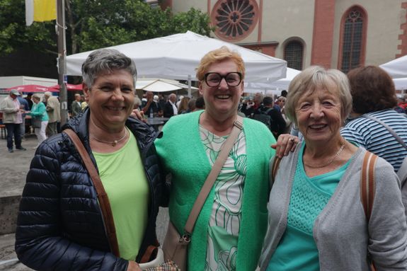Weihbischof em. Ulrich Boom feierte am Mittwoch, 9. Juli, einen Kiliani-Wallfahrtsgottesdienst mit Gläubigen aus der Region Main-Rhön. Eine Begegnung auf dem Kiliansplatz schloss sich an. 