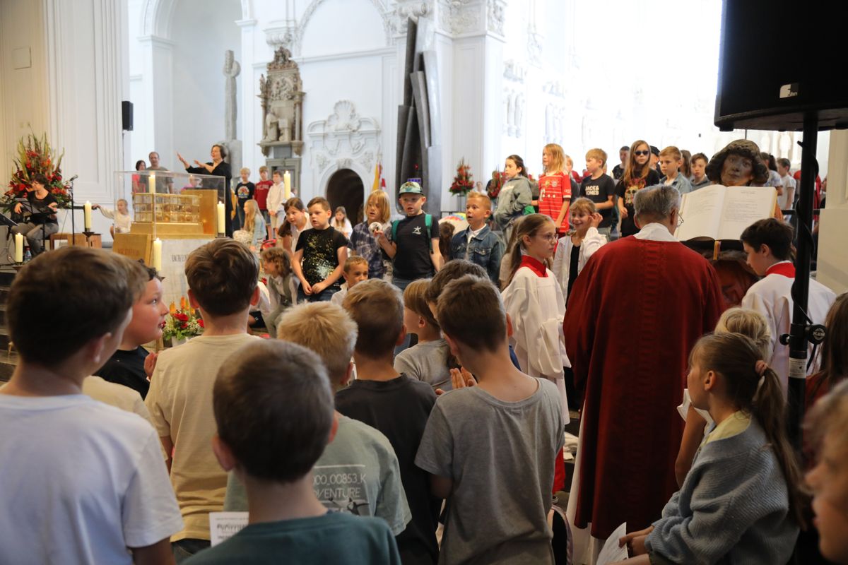 Mit rund 1300 Kommunionkindern und ihren Begleitern hat Weihbischof Paul Reder am Montag, 8. Juli, einen Gottesdienst im Kiliansdom gefeiert.