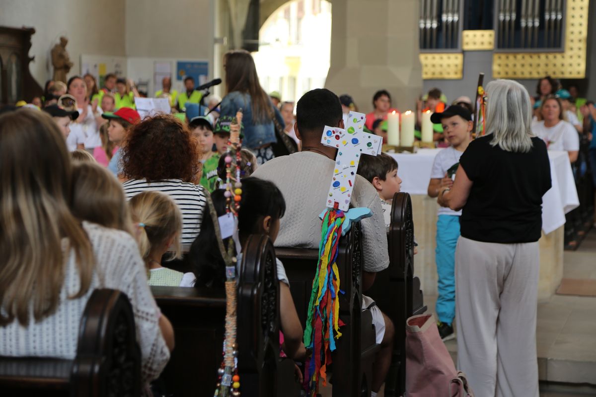 Rund 900 Kindergartenkinder haben am Freitag, 11. Juli, einen Gottesdienst mit Bischof Dr. Franz Jung in der Kirche Sankt Burkard gefeiert. Im Anschluss zogen sie über die Alte Mainbrücke in den Kiliansdom. 