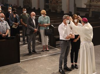 Bischof Dr. Franz Jung feierte am Mittwochabend, 23. Juni, einen Gottesdienst für Ehepaare, die 2021 oder 2021 auf 25 gemeinsame Jahre zurückblicken. Im Anschluss konnten sich die Paare segnen lassen.
