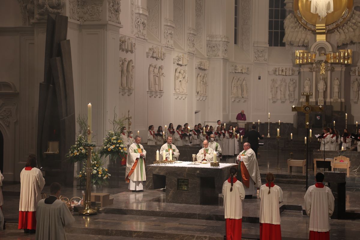 BIschof Dr. Franz Jung feiert am Samstagabend, 16. April, im Würzburger Kiliansdom die Osternacht.