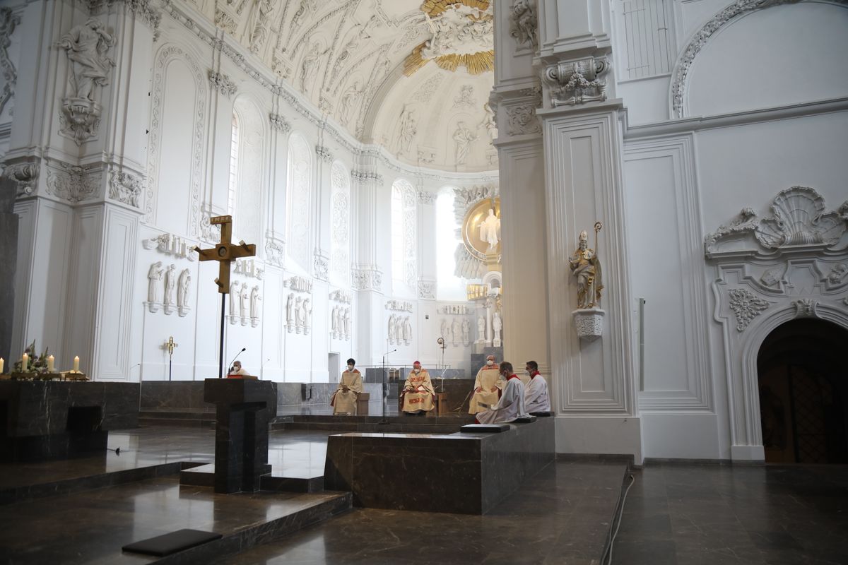 2621/0609 Ehejubilare Weihbischof Boom_27456 Weihbischof Boom und weiteren Priester und Diakone weihen Ehejubilare, die ihr goldenes, diamantenes oder eisernes Ehejubiläum feiern.