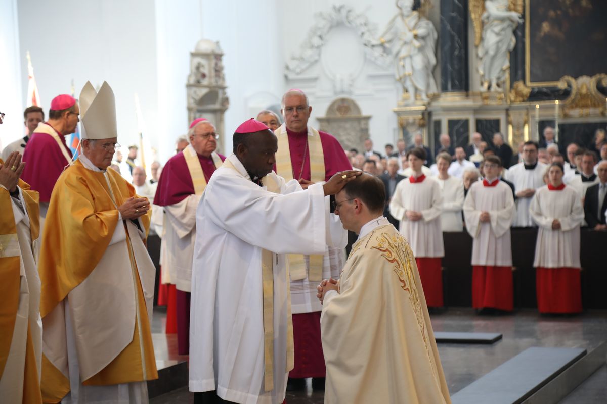Bei einem Pontifkalgottesdienst im Würzburger Kiliansdom ist an Christi Himmelfahrt, 9. Mai 2024, Weihbischof Paul Reder zum Bischof geweiht worden.