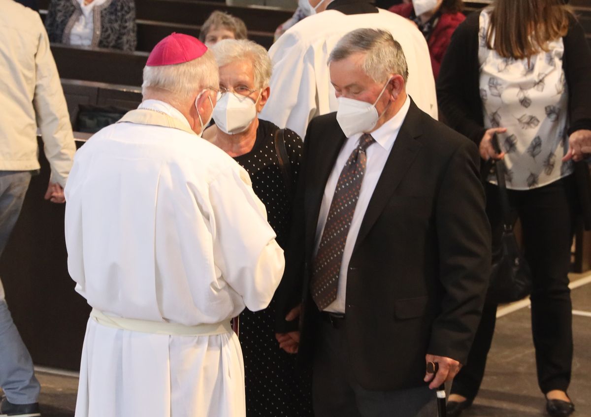 2721/0646 Ehejubilare Freitag, 2- Juli vormittags WB Boom_28442 Im Anschluss an den Ehejubilarsgottesdienst mit Weihbischof Ulrich Boom am Freitagvormittag, 2. Juli, konnten sich die Paare von ihm und weiteren Priestern und Diakonen segnen lassen.