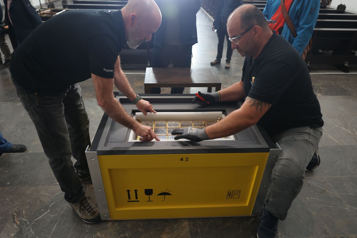 Bei einer liturgischen Feier am Donnerstag, 26. September, sind die Reliquien der Frankenapostel Kilian. Kolonat und Totnan aus dem Altar des Kiliansdom  genommen und im Anschluss für den Transport in Richtung Irland verladen worden. Von Mittwoch, 2., bis Sonntag, 6. Oktober, begleiten Bischof Dr. Franz Jung und Generalvikar Dr. Jürgen Vorndran mit einer Pilgergruppe aus dem Bistum den Kilianschrein bei dessen vorübergehendem  Irland-Aufenthalt. 