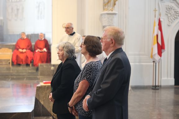 Mit dem päpstlichen Ehrenkreuz "Pro Ecclesia et Pontifice" hat Bischof Dr. Franz Jung im Namen von Papst Franziskus Roland Metz, Lucia Stamm (links) und Petra Straub am Montagabend, 8. Juli, ausgezeichnet. 