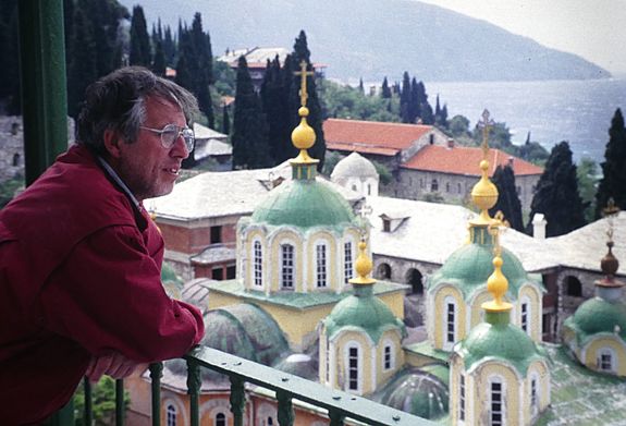 Insgesamt 19 Mal hat Herbert Pfeifer den Berg Athos besucht. Das Foto zeigt ihn an Ostern im Jahr 1995 über den Kuppeln des russischen Klosters am Athos. Insgesamt 19 Mal hat Herbert Pfeifer den Berg Athos besucht. Das Foto zeigt ihn an Ostern im Jahr 1995 über den Kuppeln des russischen Klosters am Athos.