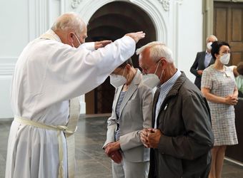 Bischof em. Dr. Friedhelm Hofmann feierte am Mittwochvormittag, 23. Juni, im Kiliansdom einen Pontifikalgottesdienst für Ehejubilare, die in den Jahren 2020 und 2021 auf 50, 60 oder 65 gemeinsame Jahre zurückblicken.