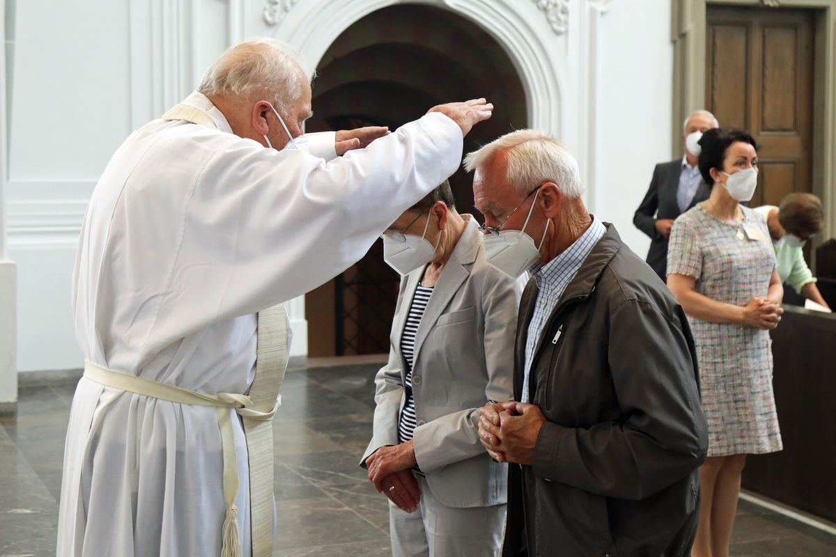 Bischof em. Dr. Friedhelm Hofmann feierte am Mittwochvormittag, 23. Juni, im Kiliansdom einen Pontifikalgottesdienst für Ehejubilare, die in den Jahren 2020 und 2021 auf 50, 60 oder 65 gemeinsame Jahre zurückblicken. Bischof em. Dr. Friedhelm Hofmann feierte am Mittwochvormittag, 23. Juni, im Kiliansdom einen Pontifikalgottesdienst für Ehejubilare, die in den Jahren 2020 und 2021 auf 50, 60 oder 65 gemeinsame Jahre zurückblicken.