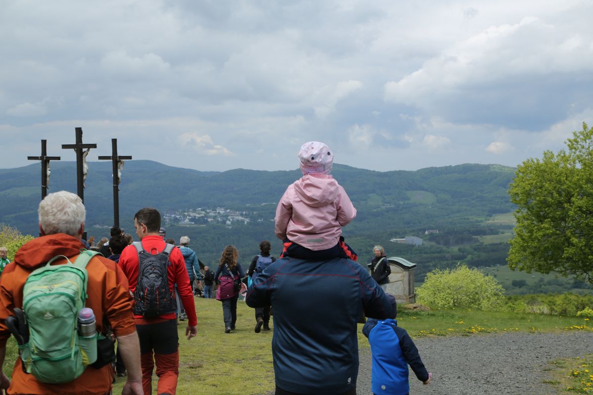 Fast 400 Gläubige haben an der Ökumenischen Kreuzbergwallfahrt mit Bischof Jung und Regionalbischöfin Bornowski teilgenommen.  Fast 400 Gläubige haben an der Ökumenischen Kreuzbergwallfahrt mit Bischof Jung und Regionalbischöfin Bornowski teilgenommen.