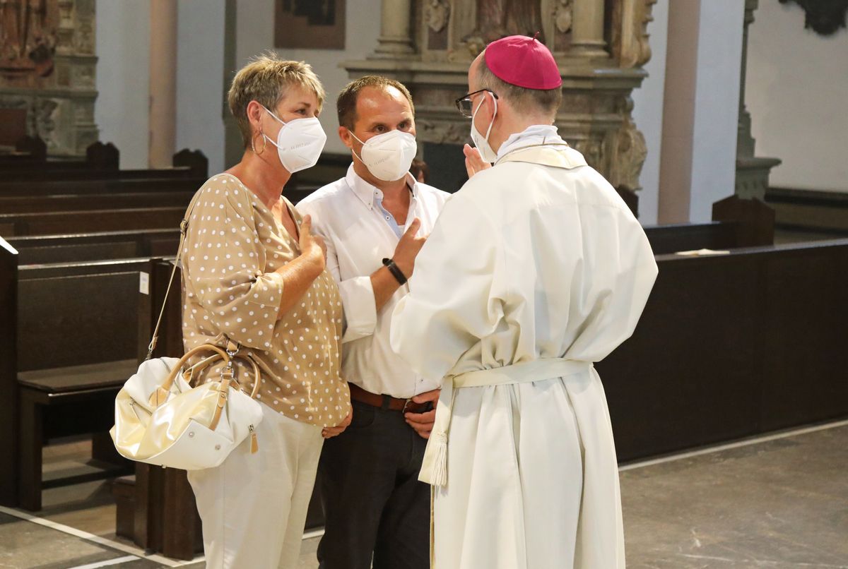 2721/0649 Dankgottesdienst für Ehejubilare mit Bischof Jung am Freitagabend, 2. Juli_28576 Mit rund 120 Ehepaaren aus der ganzen Diözese, die 2020 oder 2021 ihr silbernes Ehejubiläum feiern, hat Bischof Dr. Franz Jung am Freitagabend, 2. Juli, einen Gottesdienst im Würzburger Kiliansdom gefeiert.