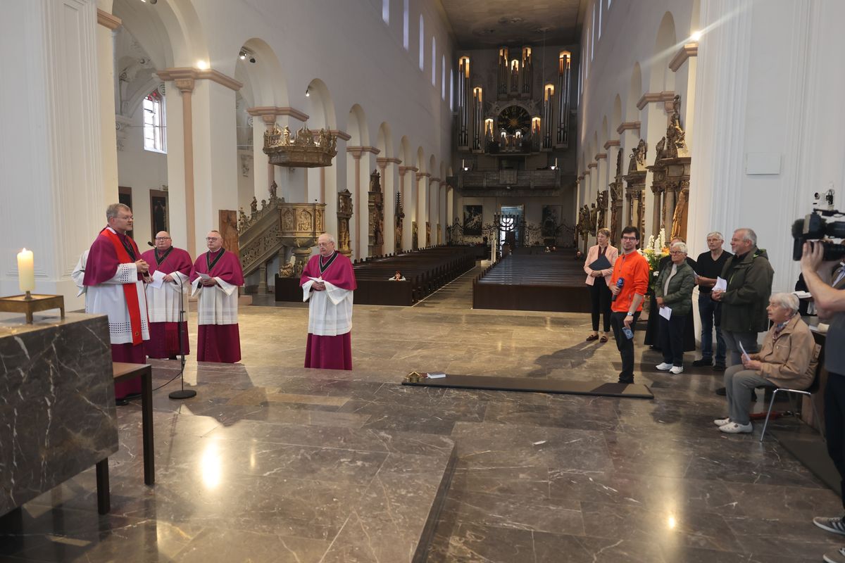 Bei einer liturgischen Feier am Donnerstag, 26. September, sind die Reliquien der Frankenapostel Kilian. Kolonat und Totnan aus dem Altar des Kiliansdom  genommen und im Anschluss für den Transport in Richtung Irland verladen worden. Von Mittwoch, 2., bis Sonntag, 6. Oktober, begleiten Bischof Dr. Franz Jung und Generalvikar Dr. Jürgen Vorndran mit einer Pilgergruppe aus dem Bistum den Kilianschrein bei dessen vorübergehendem  Irland-Aufenthalt. 