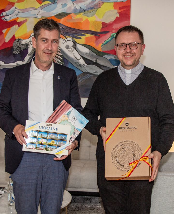 Würzburgs Oberbürgermeister Christian Schuchardt (links) und Weihbischof Volodymyr Hrutsa aus Lviv in der Ukraine.