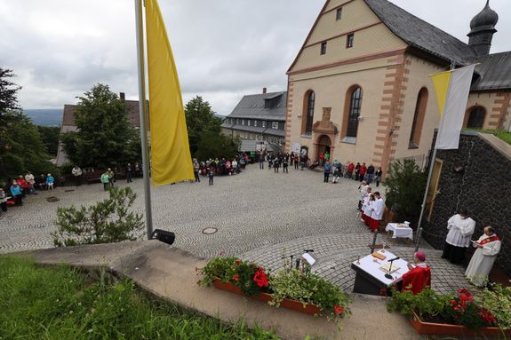 2721/0660 Kiliani Kreuzberg Bischof_28637 Bischof Dr. Franz Jung feierte den ersten regionalen Wallfahrtsgottesdienst der diesjährigen Kiliani-Wallfahrtswoche am Montagabend, 5. Juli, auf dem Kreuzberg.