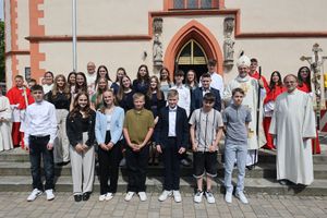 Weihbischof Paul Reder hat am Donnerstag, 16. Mai, auf den Tag genau eine Woche nach seiner Bischofsweihe, zum ersten Mal eine Firmung gehalten.  25 Jungen und Mädchen spendete er in Hofheim das Sakrament. Weihbischof Paul Reder hat am Donnerstag, 16. Mai, auf den Tag genau eine Woche nach seiner Bischofsweihe, zum ersten Mal eine Firmung gehalten.  25 Jungen und Mädchen spendete er in Hofheim das Sakrament.