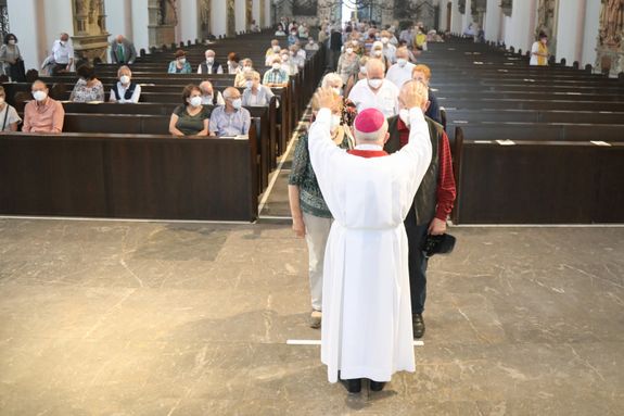 2621/0625 Gottesdienst für Ehejubilare mit Weihbischof Boom am 29. Juni 2021_28051 Weihbischof Ulrich Boom feierte am Dienstagnachmittag, 29. Juni, einen Gottesdienst für Ehepaare, die 2020 oder 2021 ihr goldenes, diamantenes oder eisernes Ehejubiläum hatten. Im Anschluss konnten sich die Paare segnen lassen.