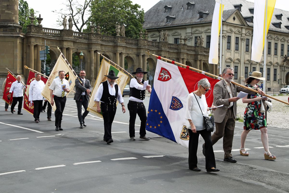Die Fronleichnamsprozession in Würzburg stand unter dem Motto "Denn Gott hat uns nicht einen Geist der Verzagtheit gegeben, sondern den Geist der Kraft, der Liebe und Besonnenheit".