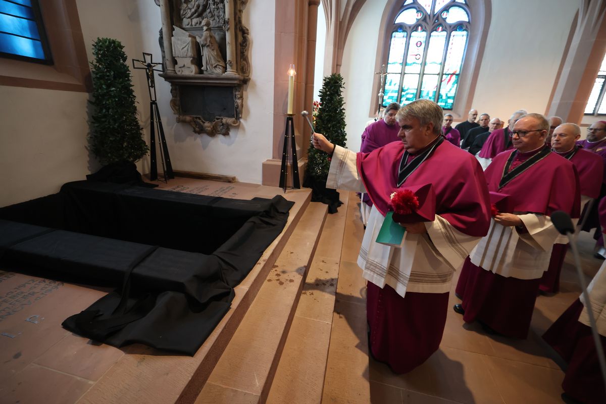 Bischof Dr. Franz Jung feierte am Samstag, 12. Oktober, im Würzburger KIliansdom ein Pontifikalrequiem für Weihbischof em. Helmut Bauer. Die anschließende Beisetzung leitete Dompropst Weihbischof Paul Reder.