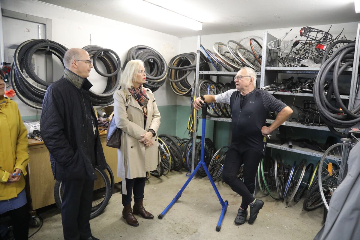 Gerhard Adam (rechts) vom Team der Fahrradwerkstatt "Rat & Tat" erklärt Bischof Dr. Franz Jung und Regierungspräsidentin Dr. Susanne Weizendörfer das ehrenamtliche Projekt.  Gerhard Adam (rechts) vom Team der Fahrradwerkstatt "Rat & Tat" erklärt Bischof Dr. Franz Jung und Regierungspräsidentin Dr. Susanne Weizendörfer das ehrenamtliche Projekt.