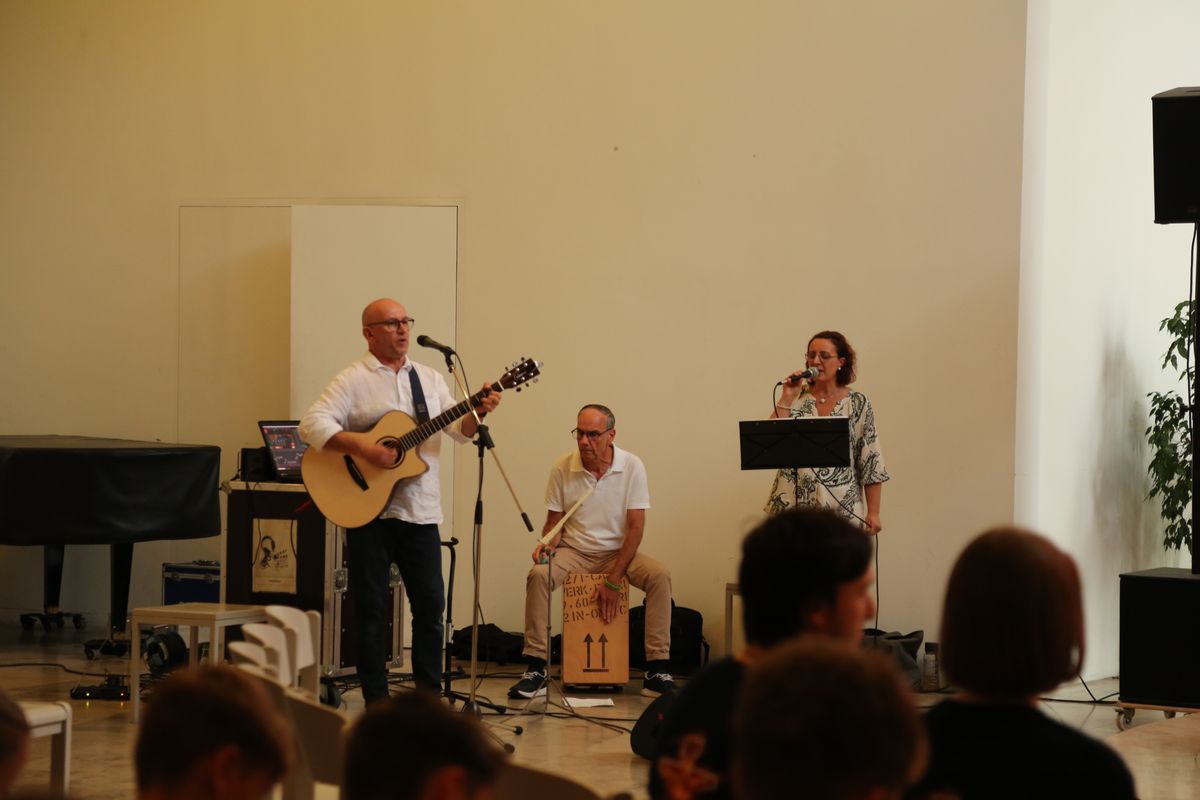 Am Tag der Jugend hat Weihbischof Paul Reder im Anschluss an ein buntes Workshop-Programm einen Kiliani-Gottesdienst mit den Jugendlichen im Kilianeum in Würzburg gefeiert.