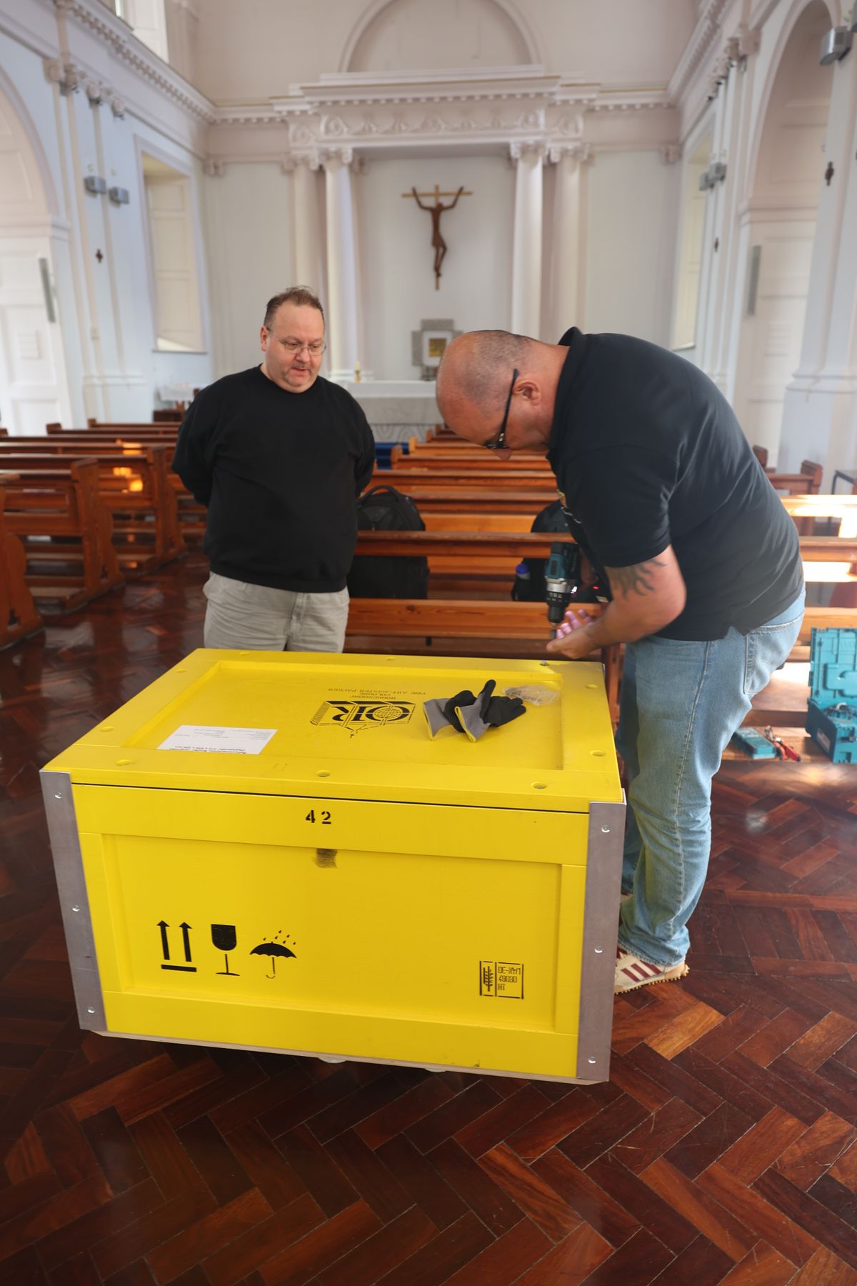 In einer der Hauskapellen wurde der Reliquienschrein aus der Klimakiste genommen und in das Tragegestell montiert.