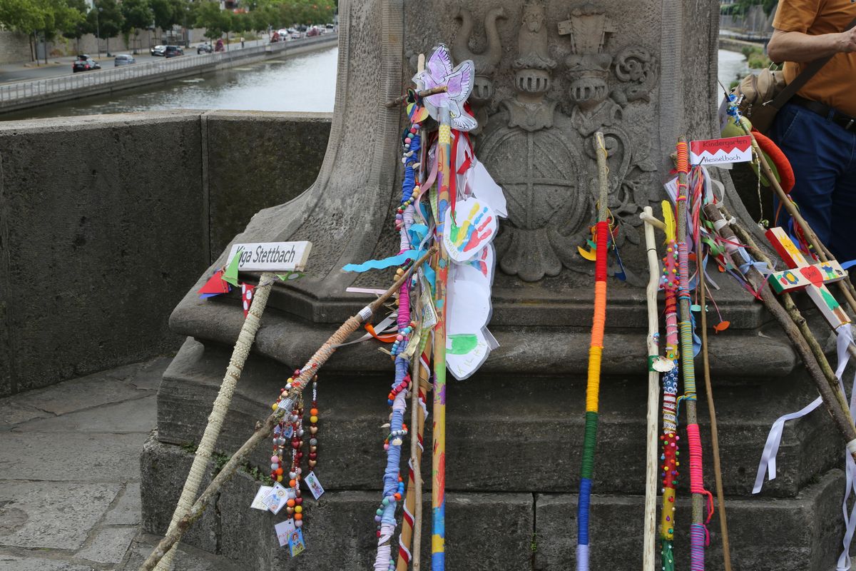 Rund 900 Kindergartenkinder haben am Freitag, 11. Juli, einen Gottesdienst mit Bischof Dr. Franz Jung in der Kirche Sankt Burkard gefeiert. Im Anschluss zogen sie über die Alte Mainbrücke in den Kiliansdom. 
