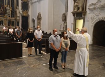 Bischof Dr. Franz Jung feierte am Mittwochabend, 23. Juni, einen Gottesdienst für Ehepaare, die 2021 oder 2021 auf 25 gemeinsame Jahre zurückblicken. Im Anschluss konnten sich die Paare segnen lassen.