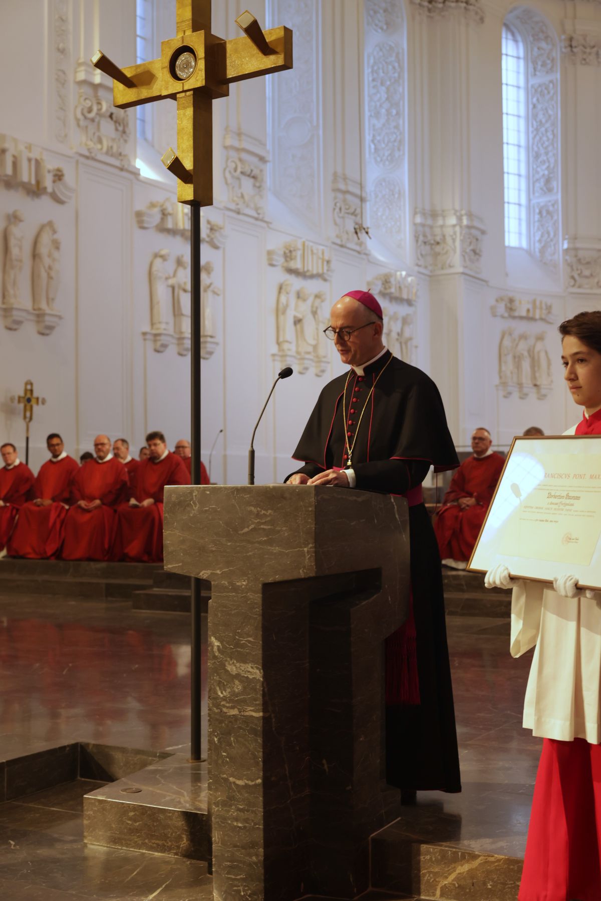 Vier Männern überreichte Bischof Dr. Franz Jung am Montagabend, 7. Juli, im Würzburger Kiliansdom im Namen von Papst Leo den päpstlichen Silvesterorden: Norbert Baumann, Dr. Harald Ebert, Hans-Georg von Mallinckrodt und Professor Dr. Klaus Reder.