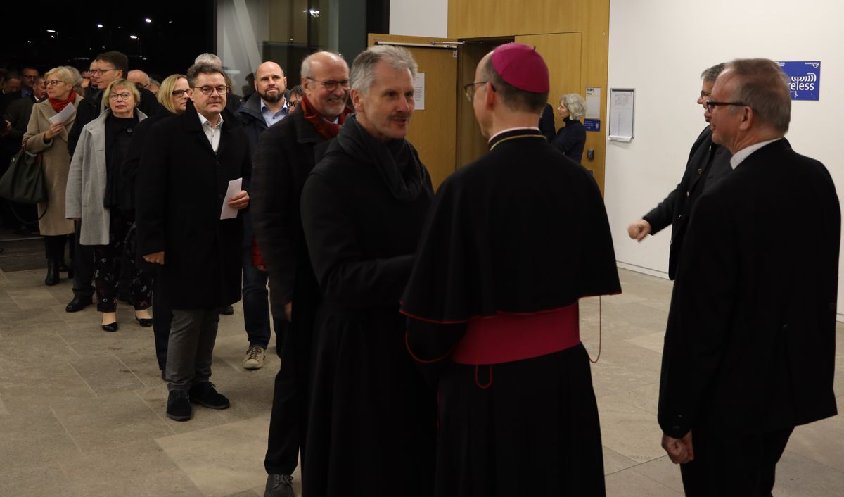 Bischof Dr. Franz Jung begrüßte gemeinsam mit Generalvikar Thomas Keßler und Domkapitular Clemens Bieber, Vorsitzender des Diözesan-Caritasverbands, die Gäste am Eingang des Hörsaalgebäudes. 